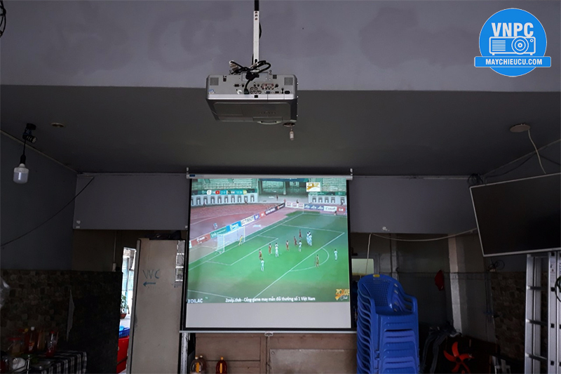 Lắp máy chiếu Hitachi cũ xem AFF Cup 2018 cho quán cafe