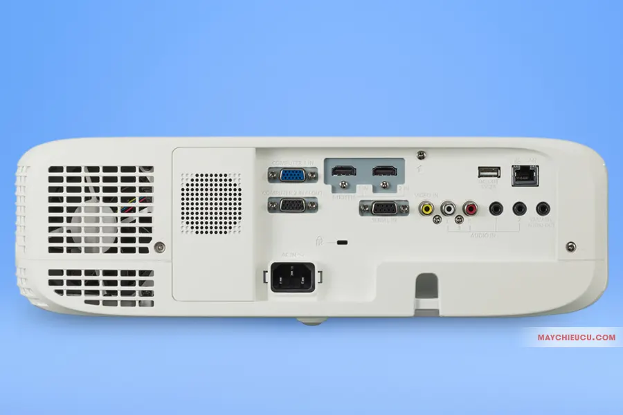 Panasonic PT-VW540 được trang bị HDMI kép, VGA In/Out, USB Type A, cổng mạng RJ45, âm thanh In/Out và RS232