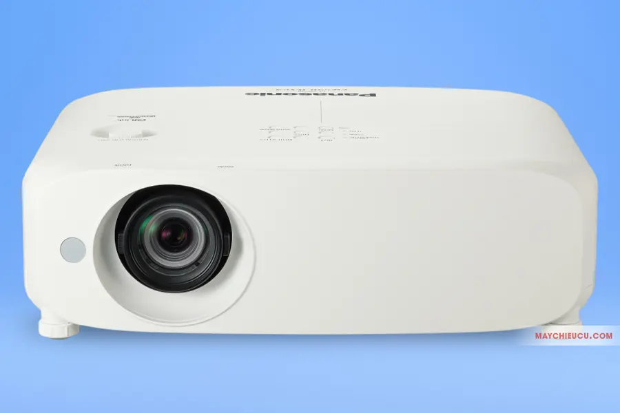 Panasonic PT-VW540 tạo nên khung hình sáng rõ ngay cả trong những không gian mở, phòng họp lớn, hội trường hay quán café chiếu bóng đá
