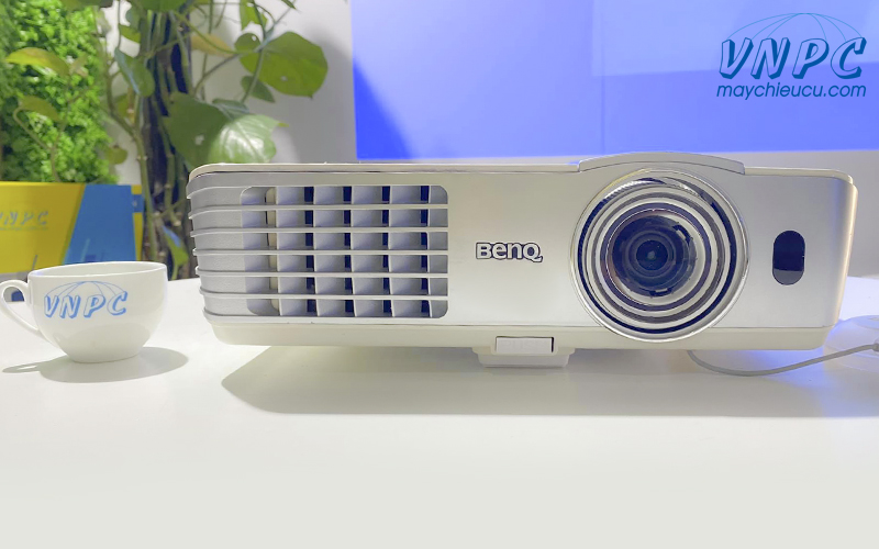 Máy chiếu cũ BenQ W1080ST chiếu phim Full HD 3D