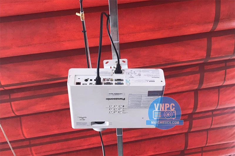 Lắp Máy Chiếu Panasonic PT-VX415NZ Xem Bóng Đá Quán Cafe