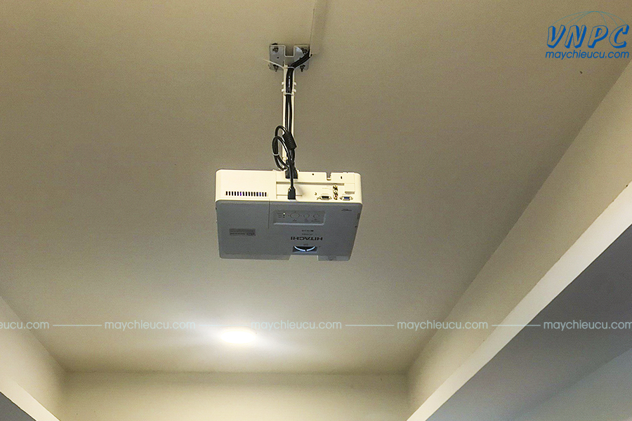 Lắp đặt Hitachi CP-EX303 và Màn chiếu 100 inch