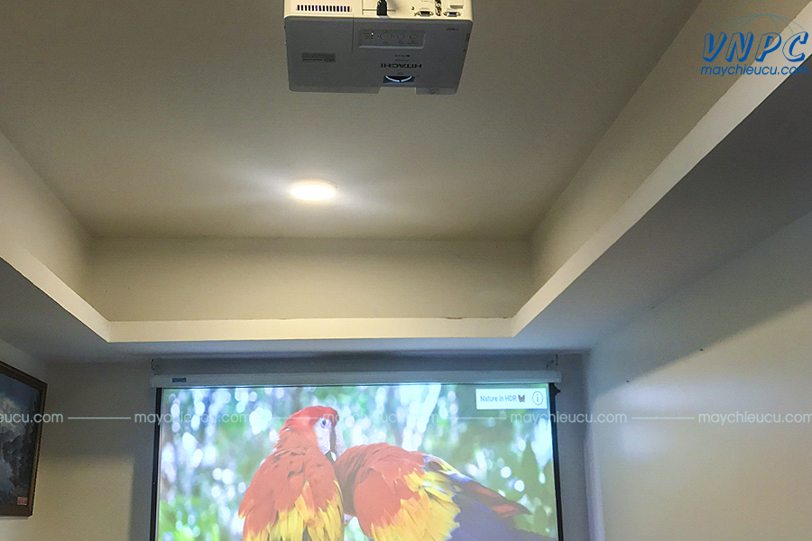 Lắp đặt Hitachi CP-EX303 và Màn chiếu 100 inch