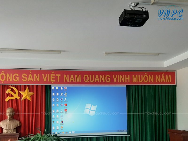 Lắp đặt Optoma PW450 và Màn chiếu điện 120 inch cho văn phòng