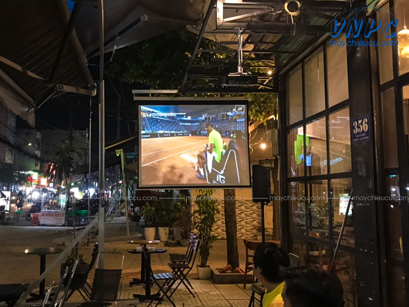 Lắp đặt máy chiếu Optoma PS368 phục vụ chiếu bóng đá K+ tại quán cafe
