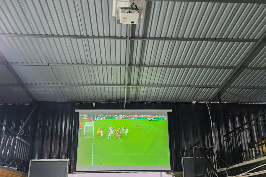 Lắp đặt Epson EB-S41 và Màn chiếu điện 135inch chiếu bóng đá