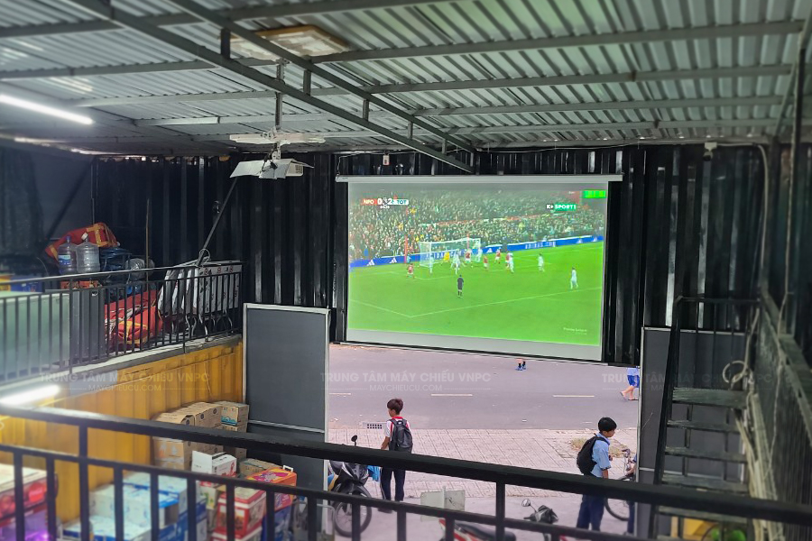 Lắp đặt Epson EB-S41 và Màn chiếu điện 135inch chiếu bóng đá