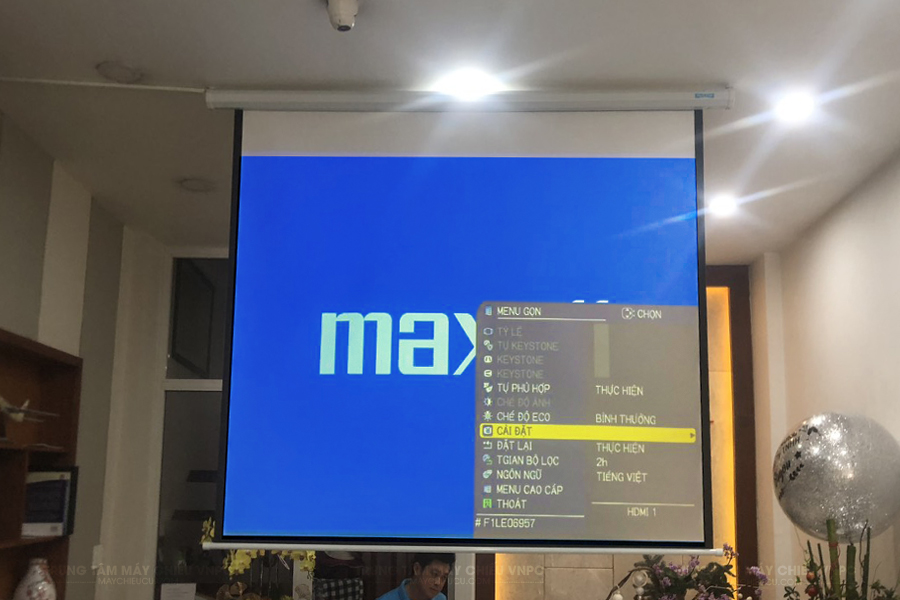Lắp đặt Maxell MC-EX3551 và Màn chiếu 100"