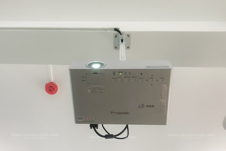 Lắp đặt máy chiếu Panasonic PT-LB78 phục vụ dạy học