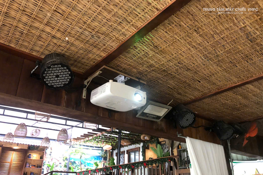 Lắp đặt Panasonic PT-VW540 & Màn chiếu 150" cho nhà hàng