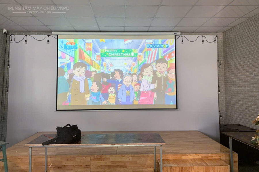 Lắp đặt Epson EB-1945W và Màn chiếu điện 150inch