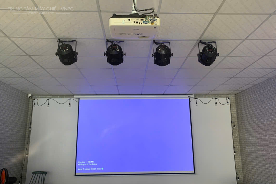 Lắp đặt Epson EB-1945W và Màn chiếu điện 150inch