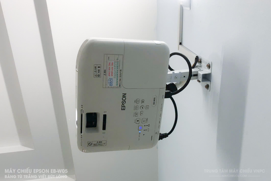 Lắp đặt máy chiếu Epson EB-W05 phục vụ giảng dạy tại gia