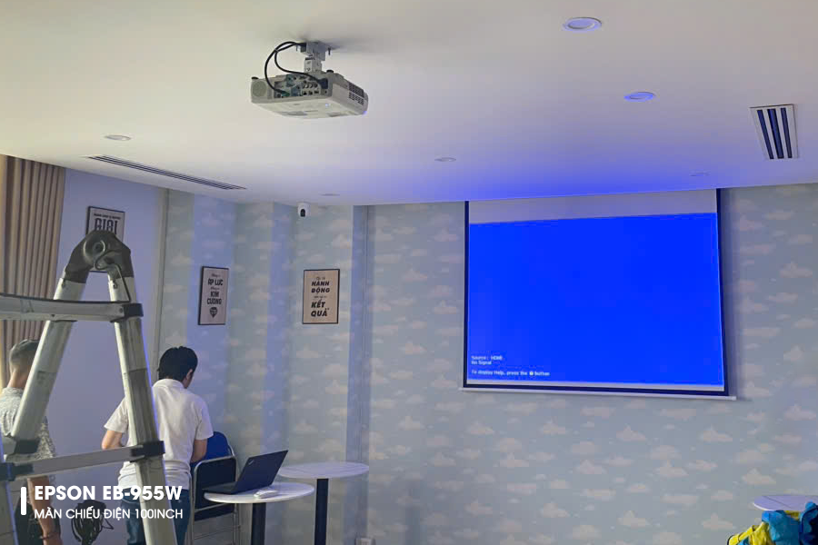 Lắp đặt Epson EB-955W và Màn chiếu điện 100 inch văn phòng công ty