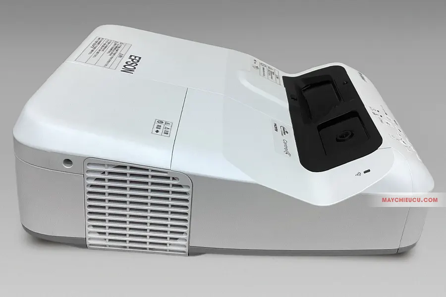 pson EB-685WT sở hữu cụm thấu kính lồi đặc trưng của dòng Ultra Short Throw giúp phóng hình lớn ở khoảng cách chỉ vài centimet.