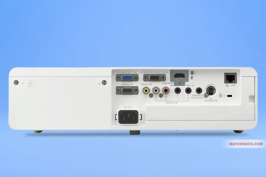 Panasonic PT-VW360 thiết lập một hệ thống cổng kết nối đa dạng bao gồm hai đầu vào HDMI, cổng VGA (D-sub 15-pin), Composite Video và cổng điều khiển LAN